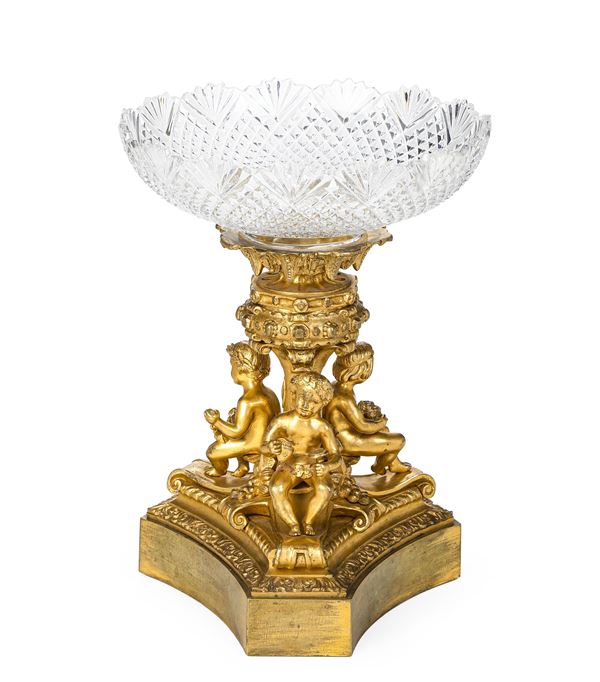 Alzata in bronzo dorato e cristallo molato. Fonditore del XIX secolo