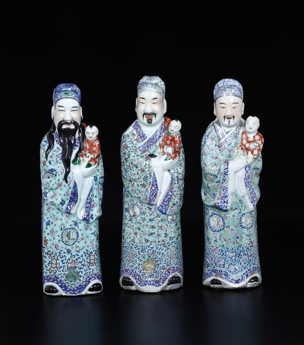 Tre figure raffiguranti Immortali con bambini in porcellana Famiglia Rosa, Cina, Dinastia Qing, XIX secolo