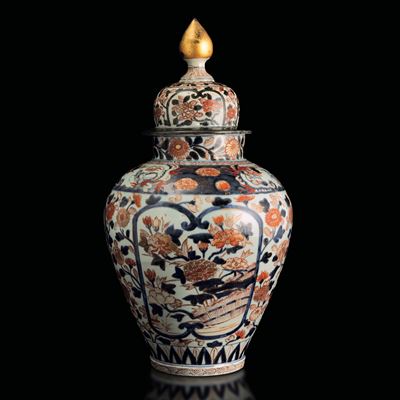 Potiche in Porcellana Imari a Motivi Floreali, Giappone, Periodo Meiji (1868-1912)