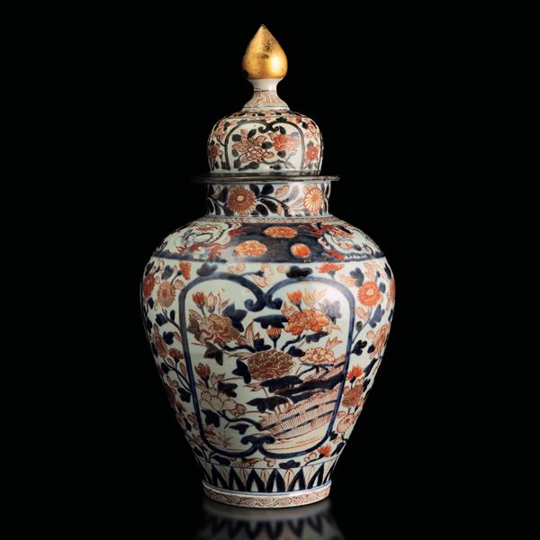 Potiche in porcellana Imari a motivi floreali, Giappone, periodo Meiji (1868-1912)