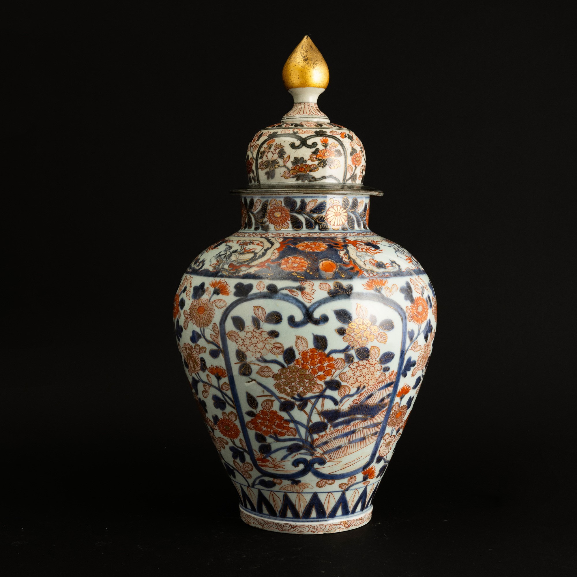 Potiche in Porcellana Imari a Motivi Floreali, Giappone, Periodo Meiji (1868-1912)