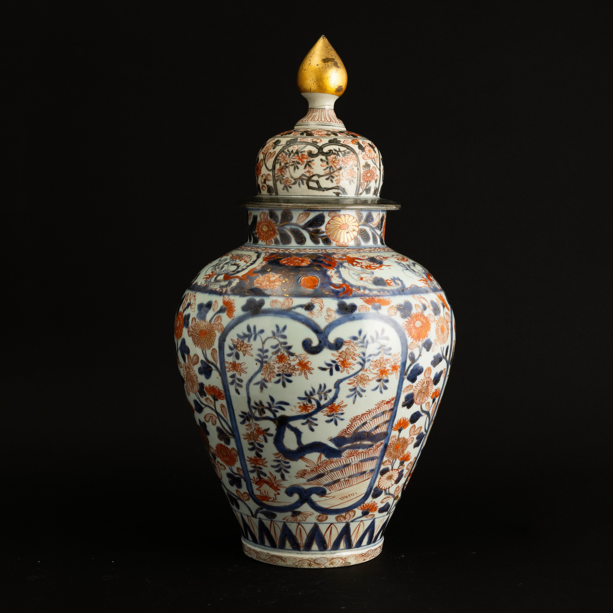 Potiche in Porcellana Imari a Motivi Floreali, Giappone, Periodo Meiji (1868-1912)