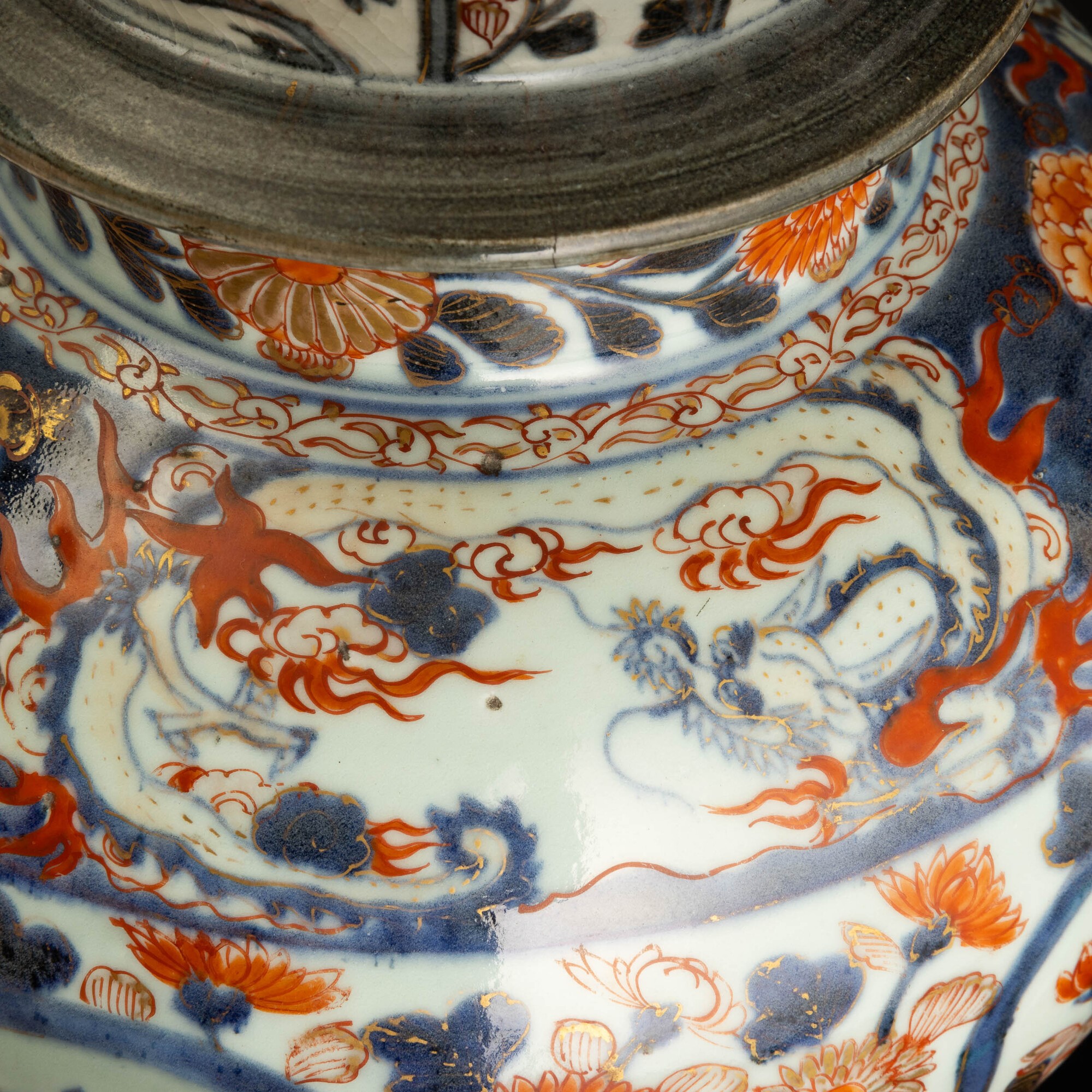 Potiche in Porcellana Imari a Motivi Floreali, Giappone, Periodo Meiji (1868-1912)