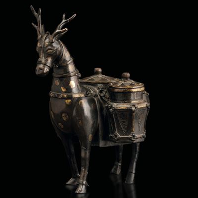 Rara Figura di Cervo Portaspezie in Bronzo con Pennellate in Oro, Cina, Dinastia Qing, Epoca Kang...