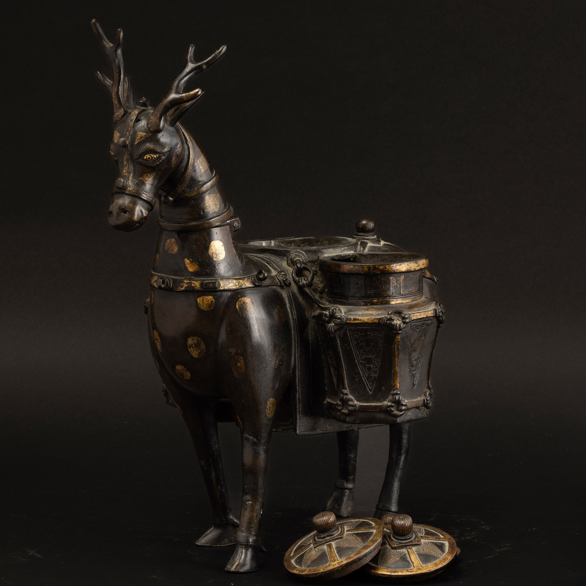 Rara Figura di Cervo Portaspezie in Bronzo con Pennellate in Oro, Cina, Dinastia Qing, Epoca Kang...