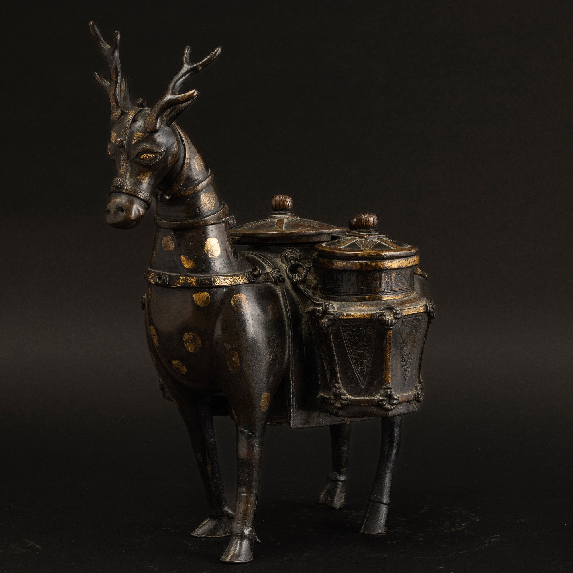 Rara Figura di Cervo Portaspezie in Bronzo con Pennellate in Oro, Cina, Dinastia Qing, Epoca Kang...