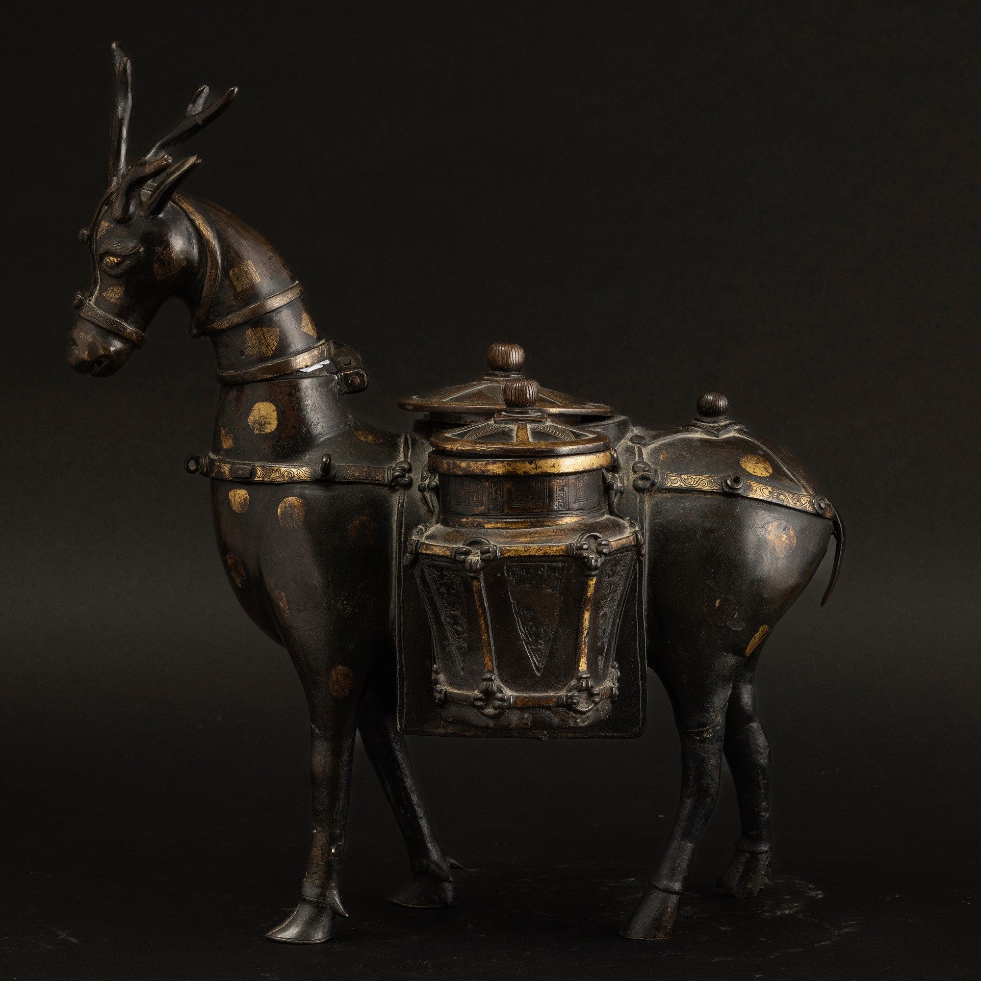 Rara Figura di Cervo Portaspezie in Bronzo con Pennellate in Oro, Cina, Dinastia Qing, Epoca Kang...