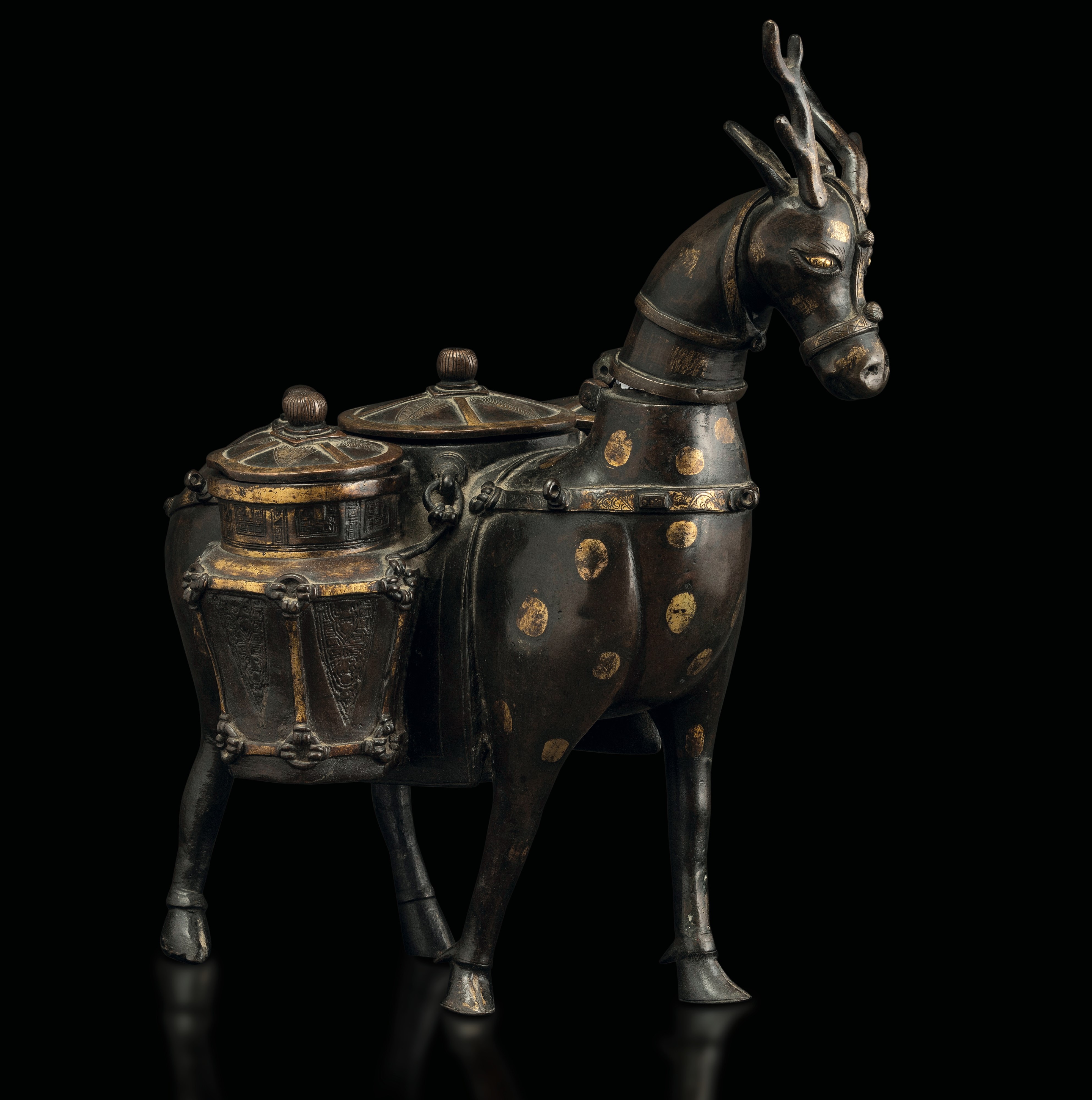 Rara Figura di Cervo Portaspezie in Bronzo con Pennellate in Oro, Cina, Dinastia Qing, Epoca Kang...