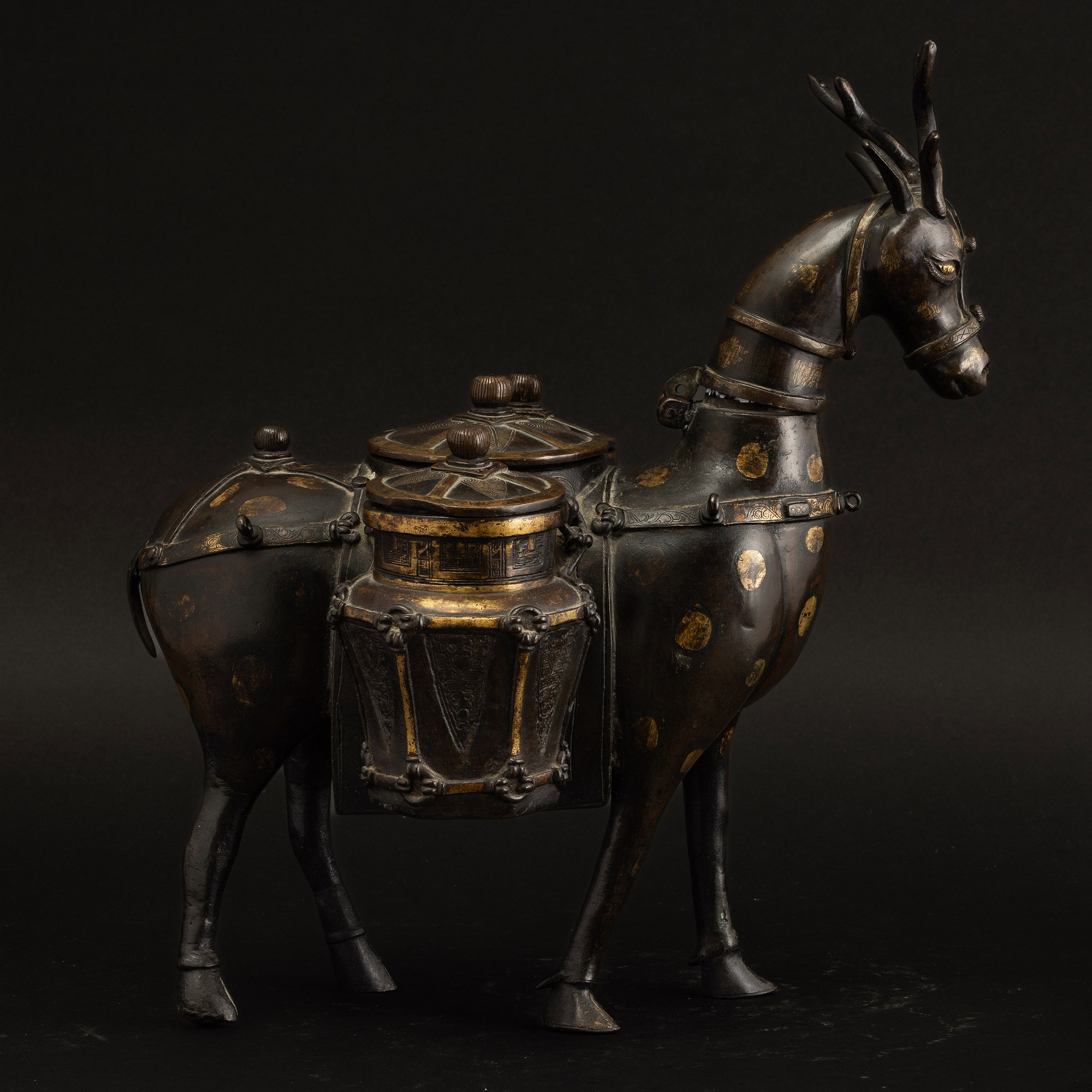 Rara Figura di Cervo Portaspezie in Bronzo con Pennellate in Oro, Cina, Dinastia Qing, Epoca Kang...