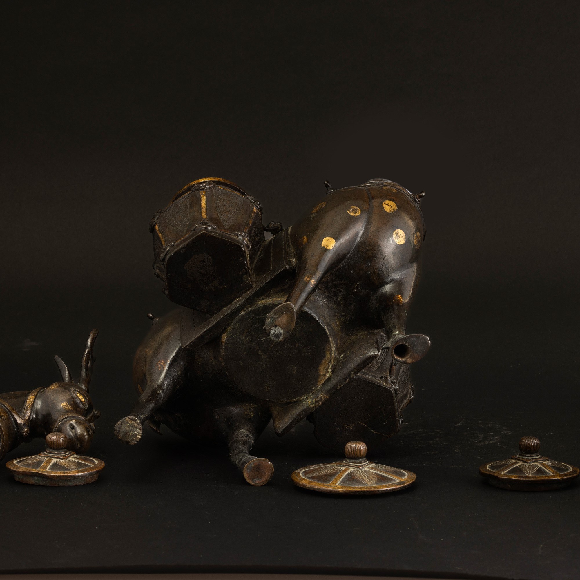 Rara Figura di Cervo Portaspezie in Bronzo con Pennellate in Oro, Cina, Dinastia Qing, Epoca Kang...