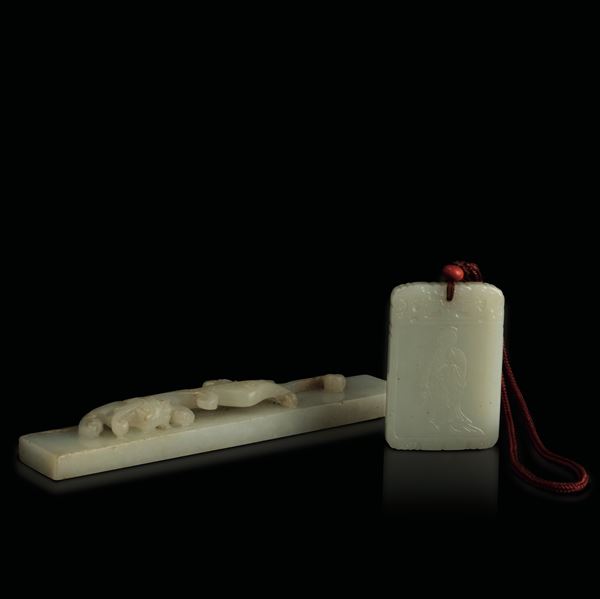 Lotto composto di placca in giada bianca raffigurante personaggio con iscrizioni e motivi geometric e fibbia in giada russet raffigurante animale mitologico a rilievo, Cina, Dinastia Qing, XIX secolo