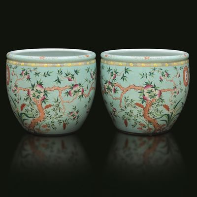 Coppia di Cachepot in Porcellana Policroma a Fondo Celeste con Decorazione a Rami di Pesco, Cina,...