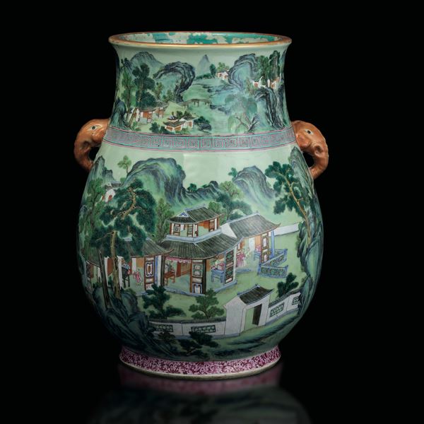 Vaso in porcellana policroma Famiglia Rosa raffigurante scena paesaggistica con motivi geometrici e  [..]