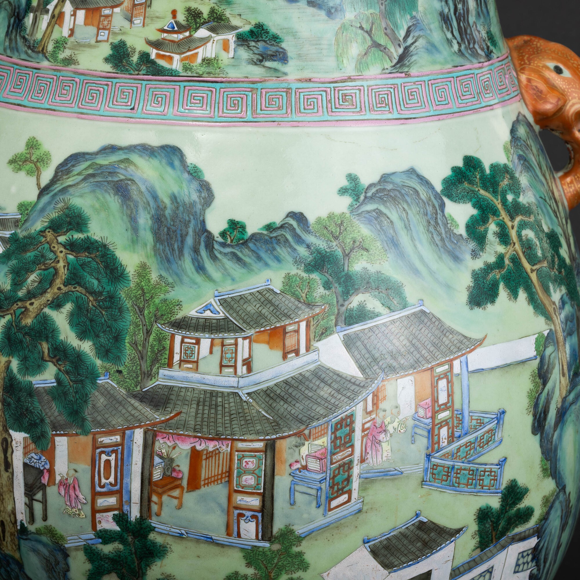Vaso in Porcellana Policroma Famiglia Rosa Raffigurante Scena Paesaggistica con Motivi Geometrici...