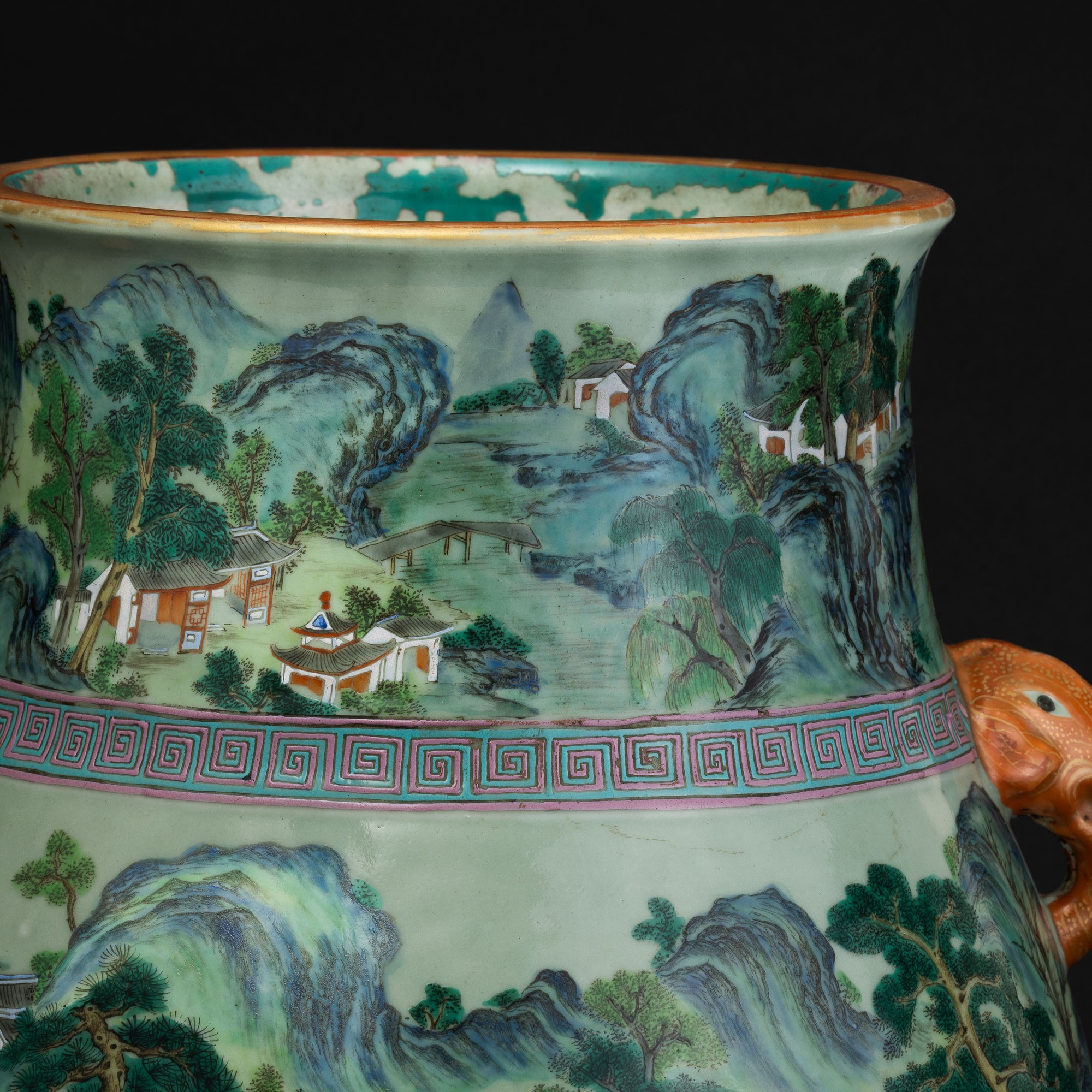 Vaso in Porcellana Policroma Famiglia Rosa Raffigurante Scena Paesaggistica con Motivi Geometrici...