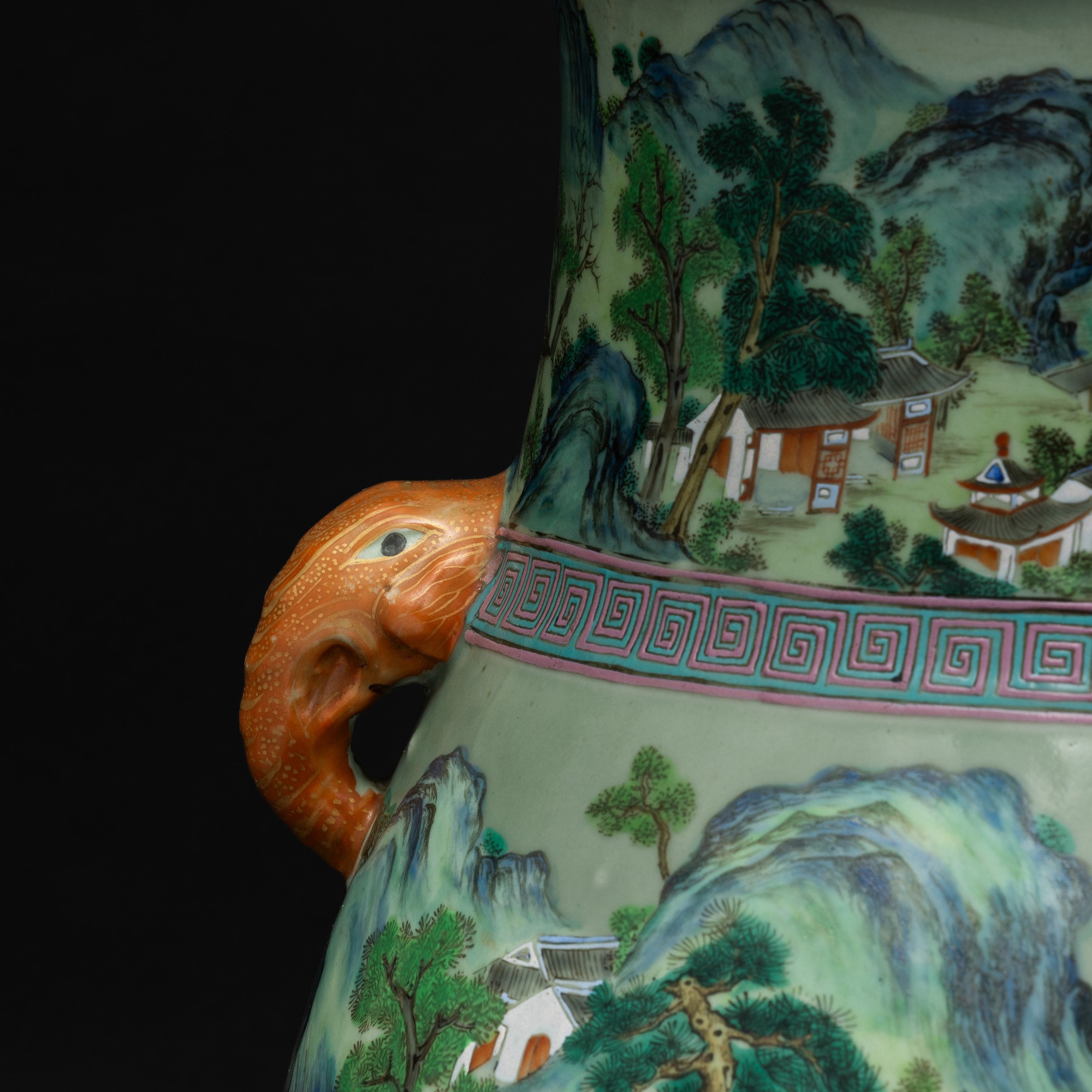 Vaso in Porcellana Policroma Famiglia Rosa Raffigurante Scena Paesaggistica con Motivi Geometrici...