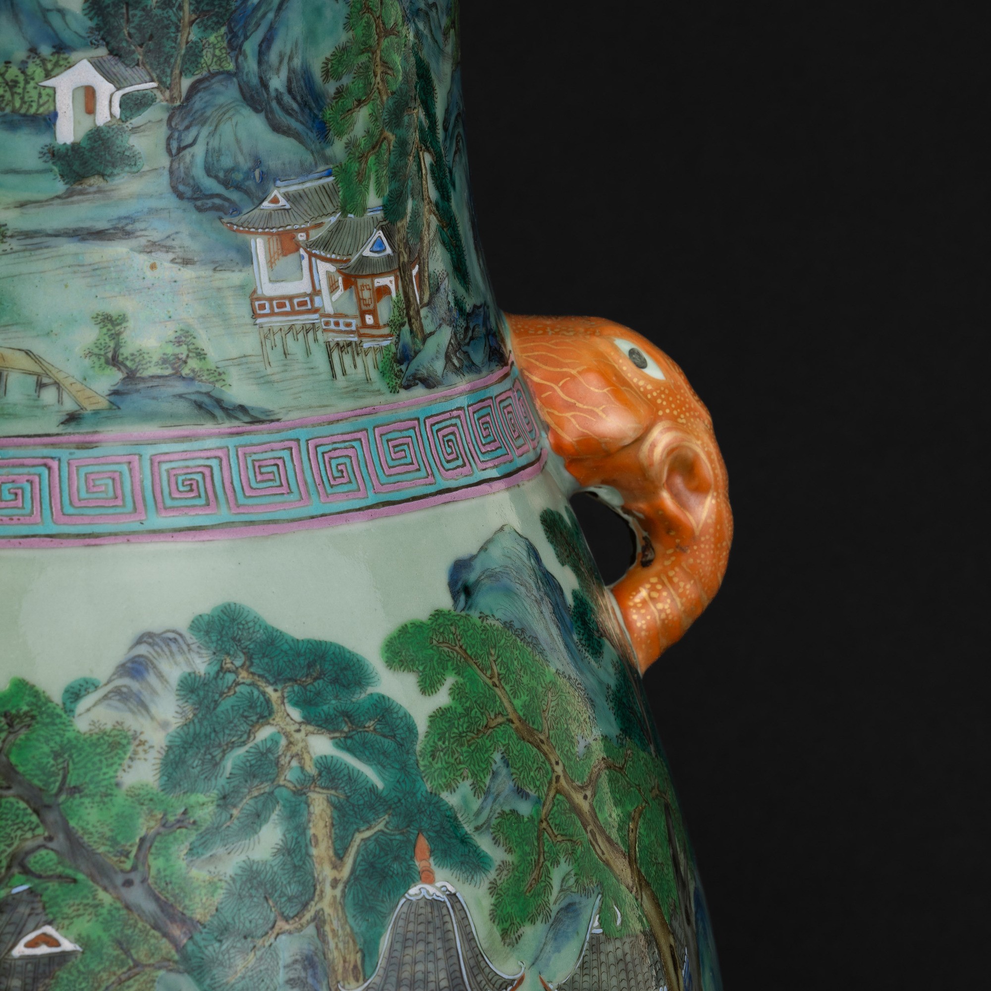 Vaso in Porcellana Policroma Famiglia Rosa Raffigurante Scena Paesaggistica con Motivi Geometrici...