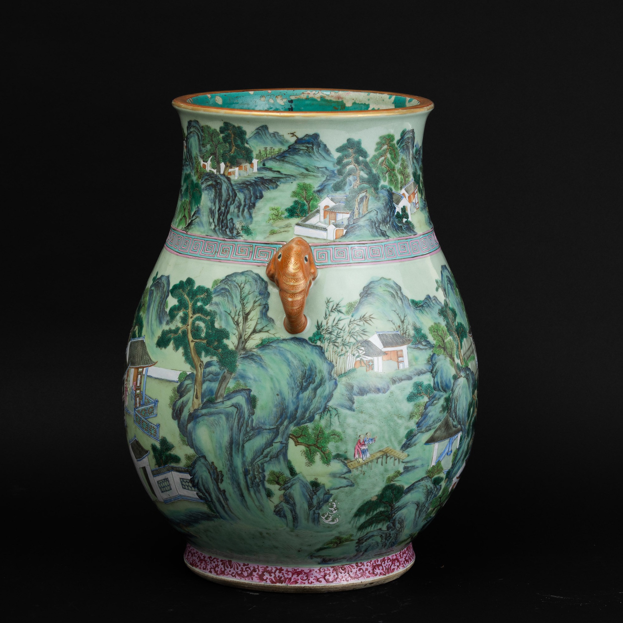 Vaso in Porcellana Policroma Famiglia Rosa Raffigurante Scena Paesaggistica con Motivi Geometrici...
