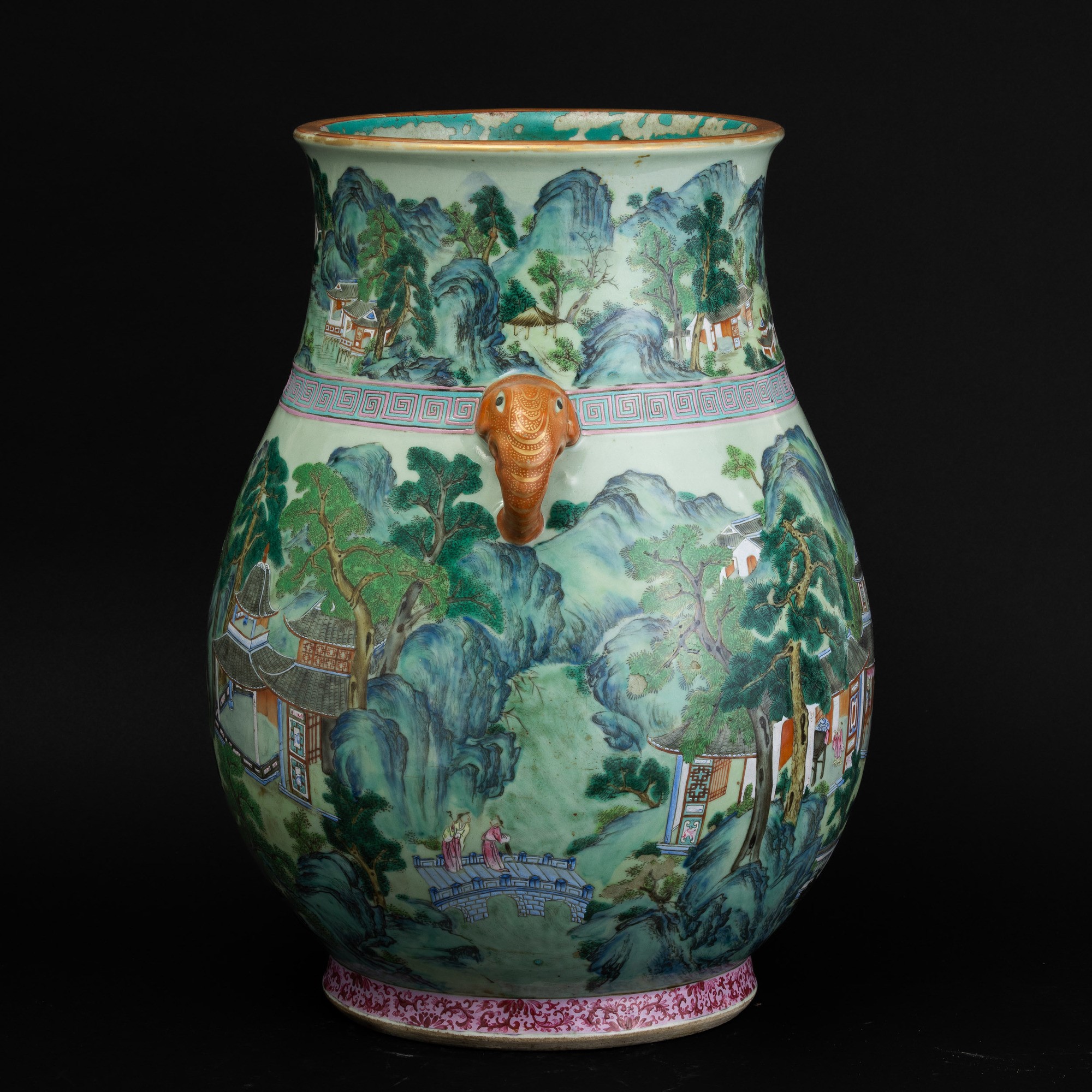 Vaso in Porcellana Policroma Famiglia Rosa Raffigurante Scena Paesaggistica con Motivi Geometrici...