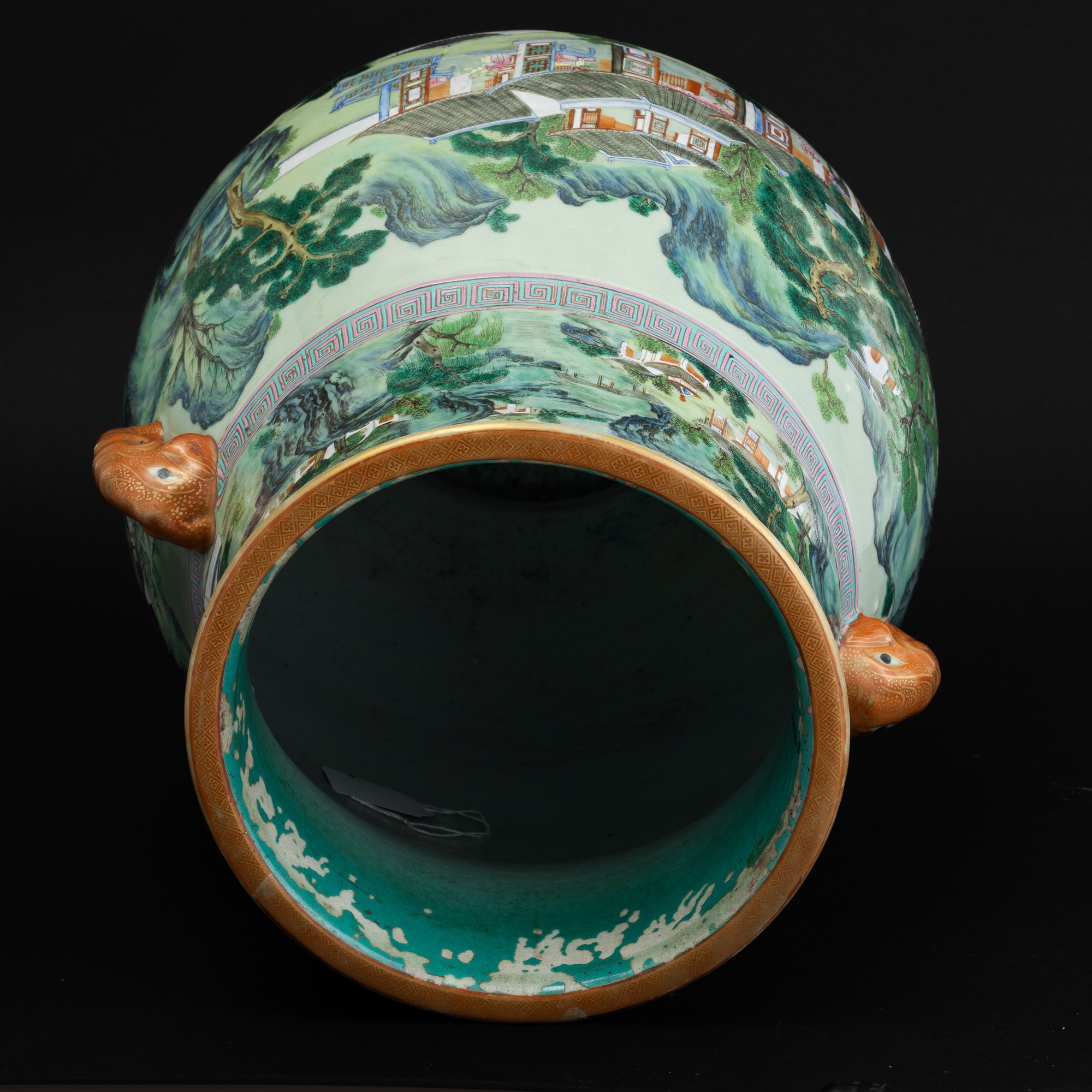 Vaso in Porcellana Policroma Famiglia Rosa Raffigurante Scena Paesaggistica con Motivi Geometrici...