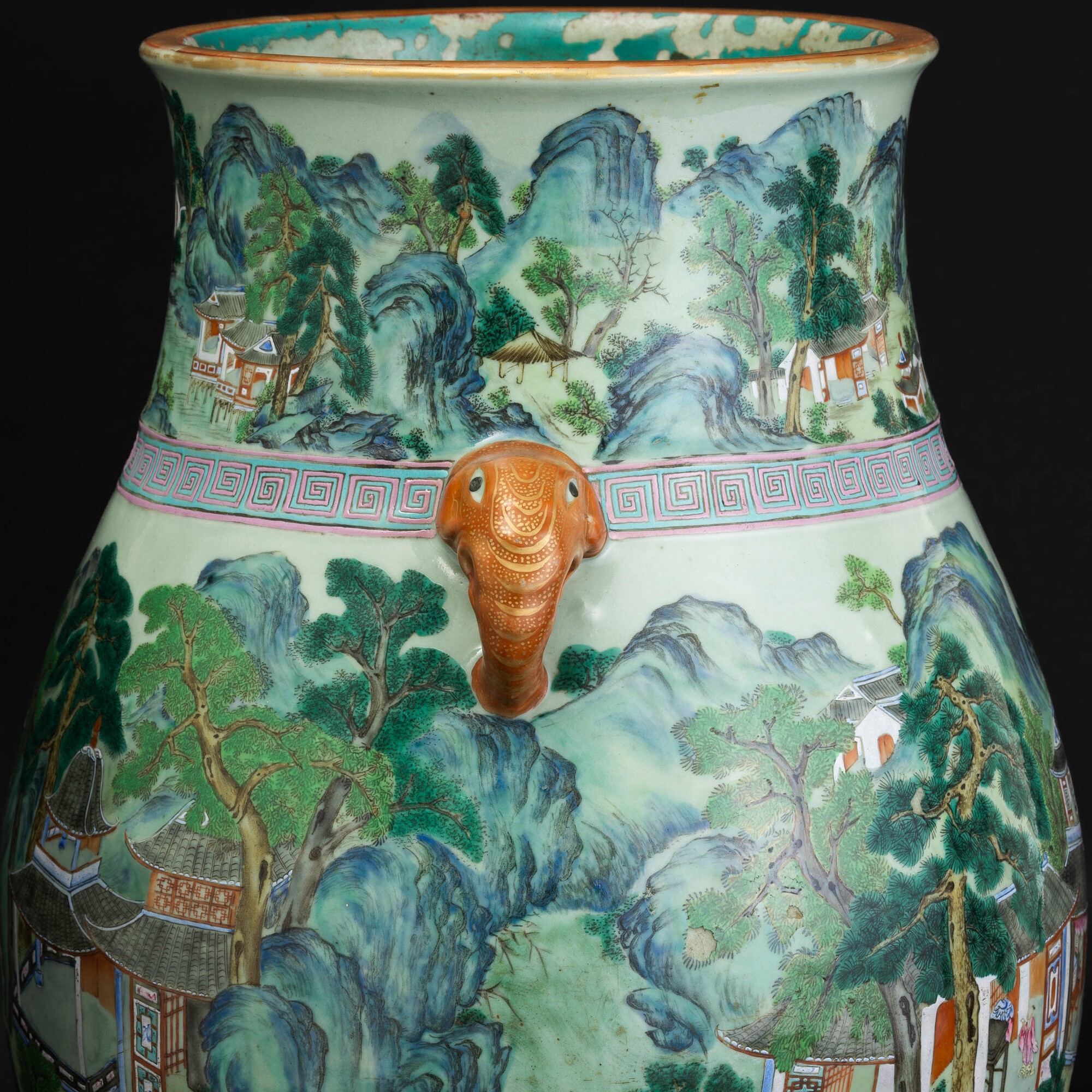 Vaso in Porcellana Policroma Famiglia Rosa Raffigurante Scena Paesaggistica con Motivi Geometrici...