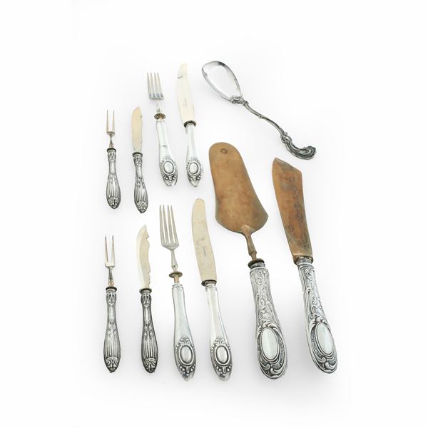 Due parti di servizi di posate diversi. Argenteria italiana della prima metà del XX secolo