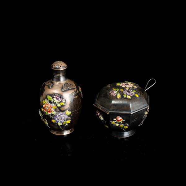 Lot composed of silver salt shaker and salt spreader with polychrome floral motifs, China, Qing Dynasty, 19th century