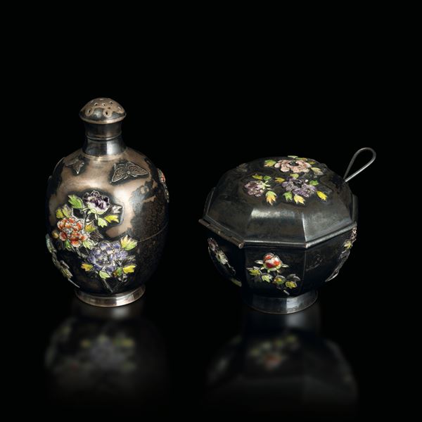 Lotto composto di saliera e spargisale in argento con motivi floreali policromi, Cina, Dinastia Qing, XIX secolo