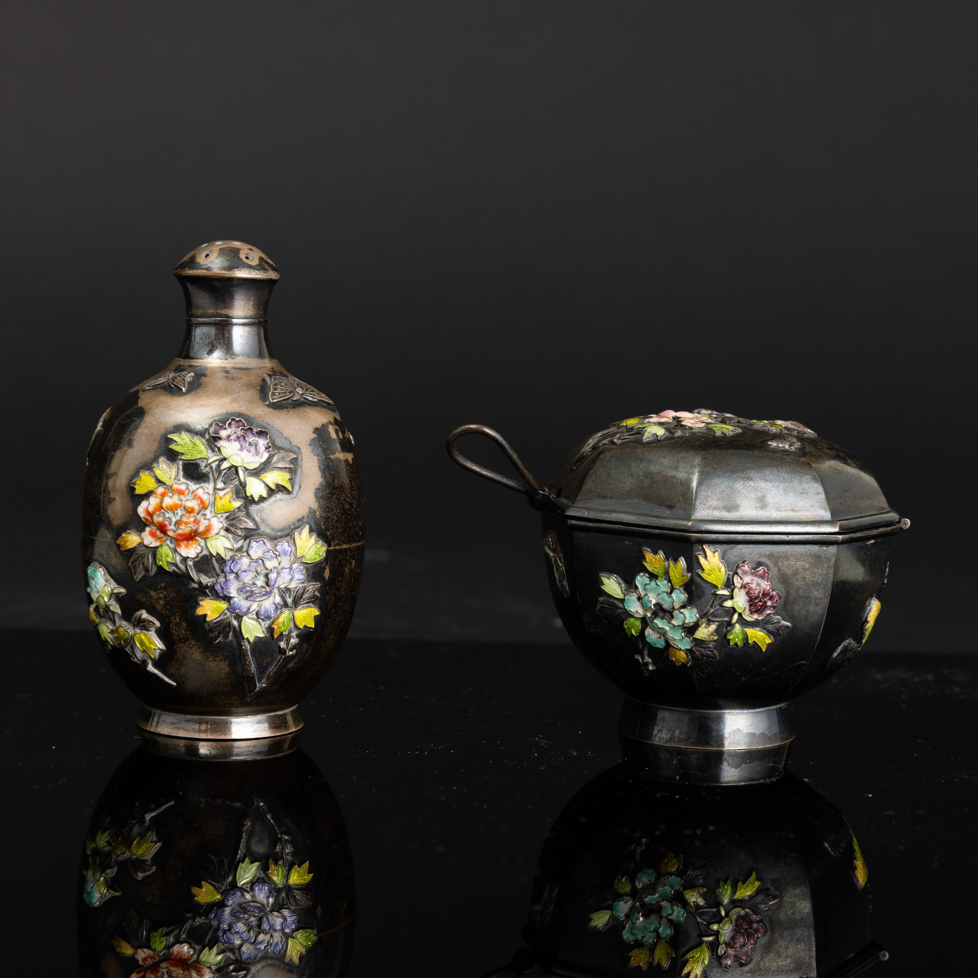 Cina, Dinastia Qing, Saliera e spargisale in argento con motivi floreali policromi, XIX secolo
