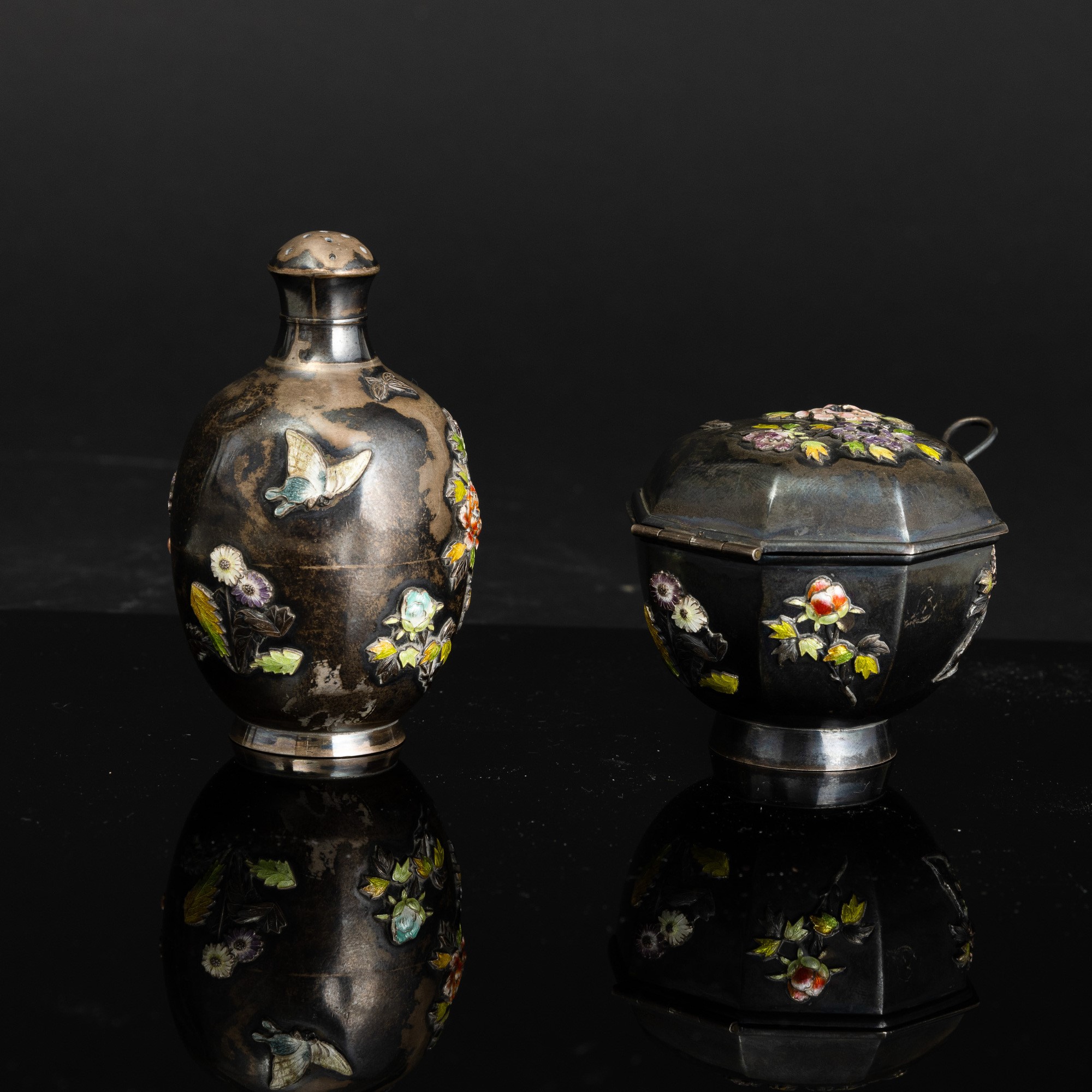 Cina, Dinastia Qing, Saliera e spargisale in argento con motivi floreali policromi, XIX secolo