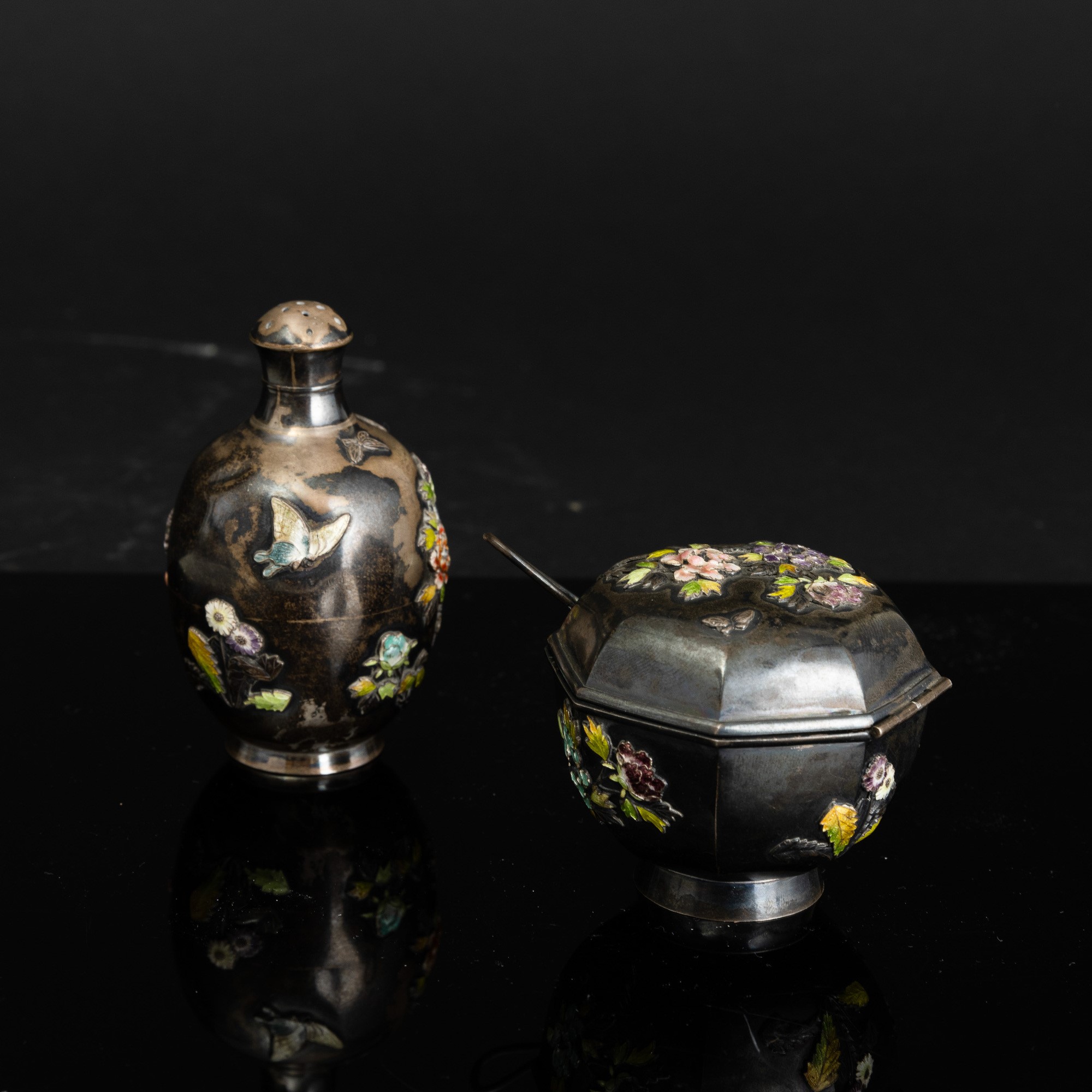 Cina, Dinastia Qing, Saliera e spargisale in argento con motivi floreali policromi, XIX secolo