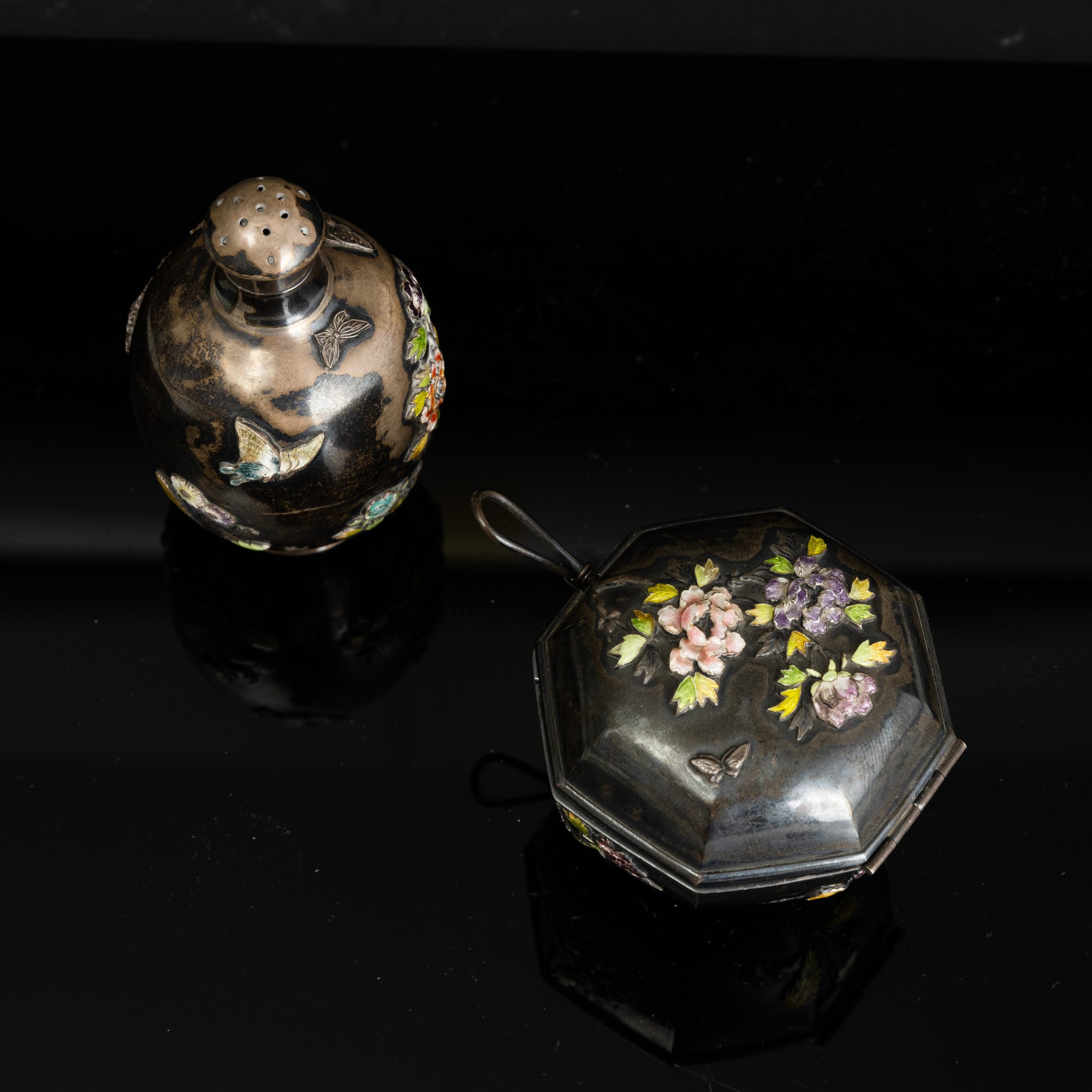 Cina, Dinastia Qing, Saliera e spargisale in argento con motivi floreali policromi, XIX secolo