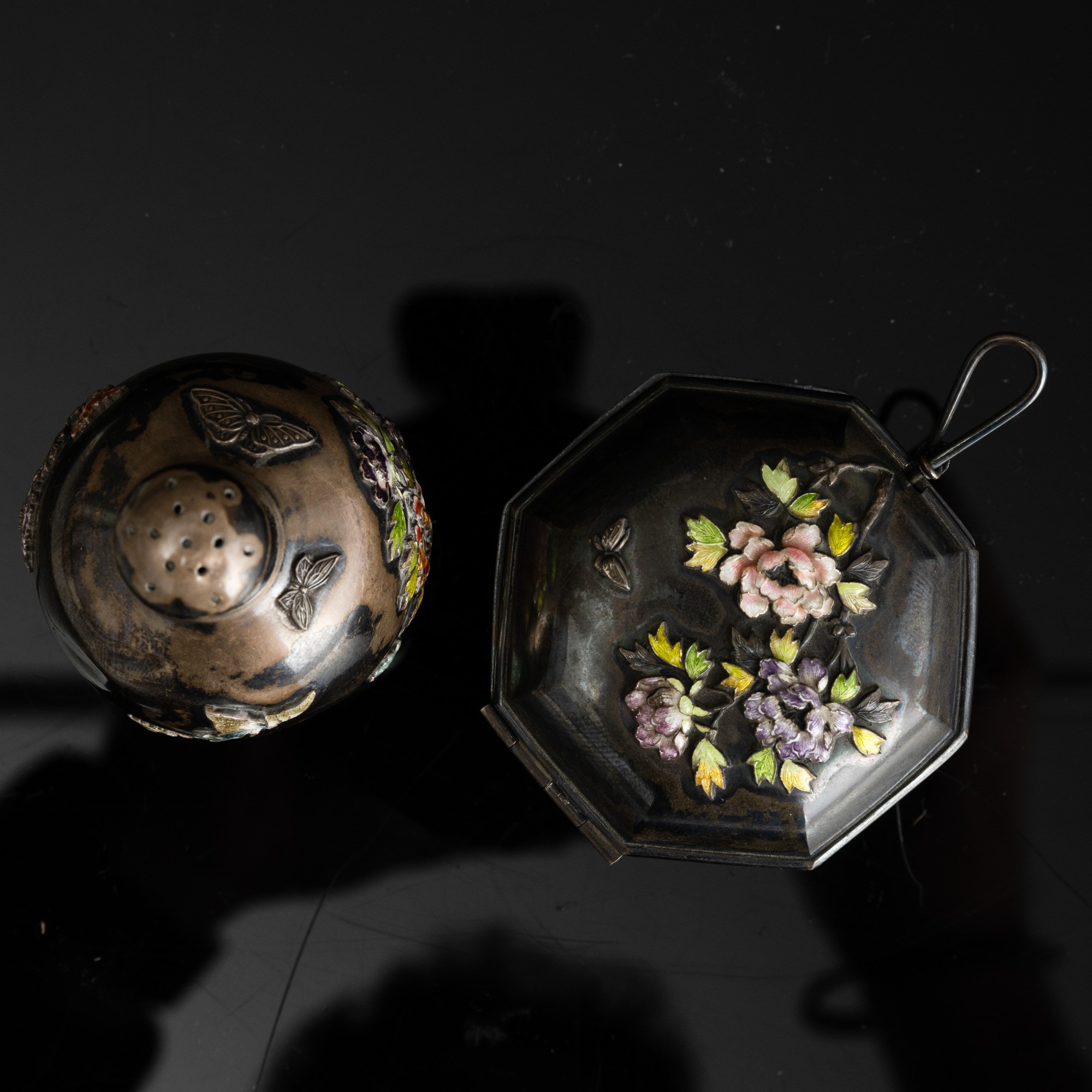 Cina, Dinastia Qing, Saliera e spargisale in argento con motivi floreali policromi, XIX secolo