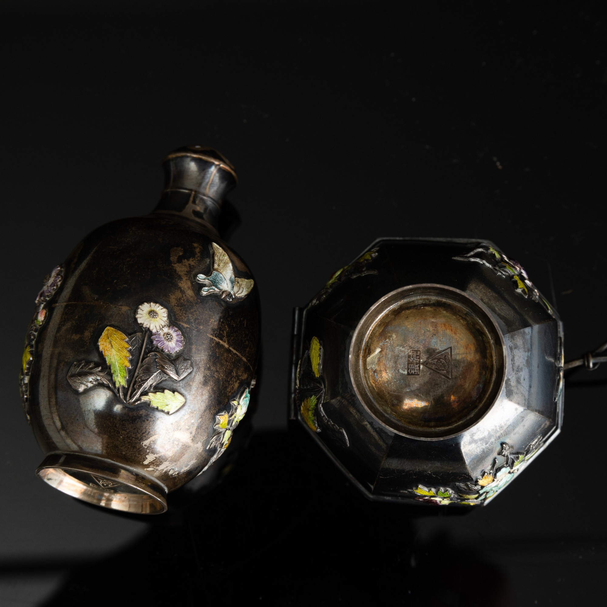 Cina, Dinastia Qing, Saliera e spargisale in argento con motivi floreali policromi, XIX secolo