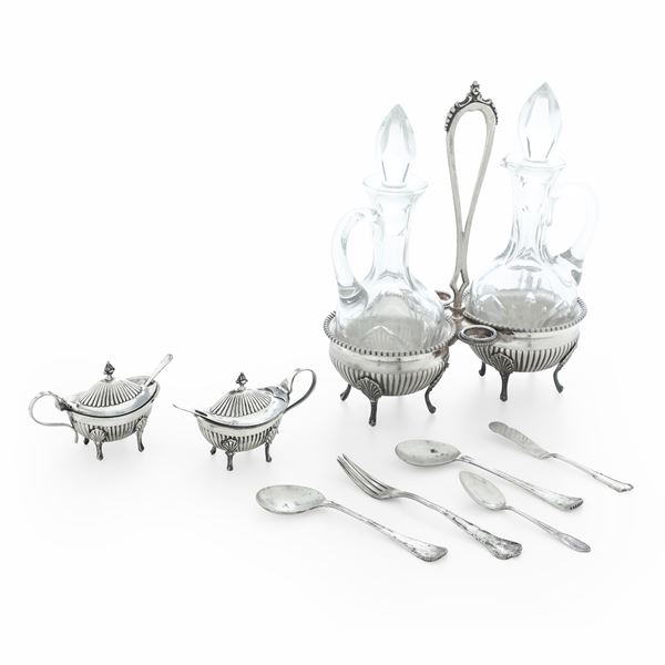 Lotto composto da acetoliera, coppia di salierine e 5 posate diverse. Differenti manifatture italiane del XX secolo