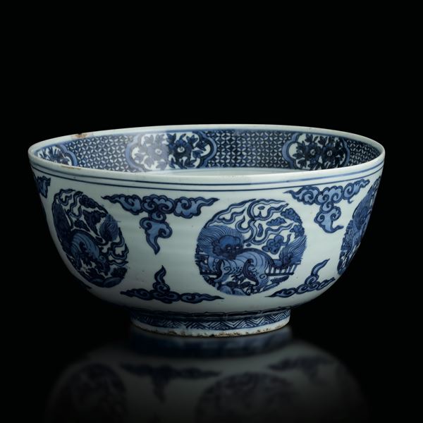 Ciotola in porcellana bianca e blu con motivi naturalistici, Cina, Dinastia Ming, marca Fu Gui Gui Qi