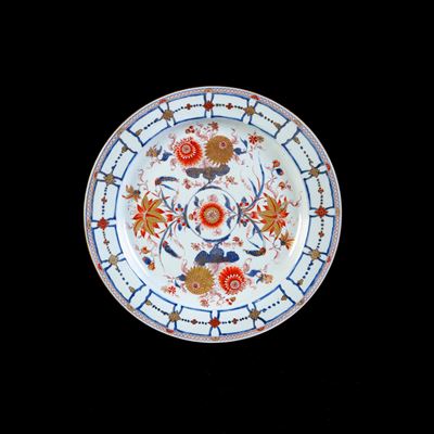 Grande Piatto in Porcellana con Deocori a Motivi Floreali, Cina, Dinastia Qing, Epoca Yongzheng (...