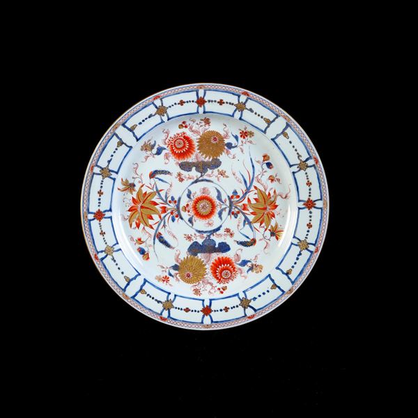 Grande piatto in porcellana con deocori a motivi floreali, Cina, Dinastia Qing, epoca Yongzheng (1723-1735)