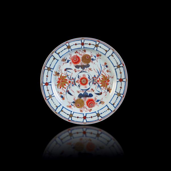Grande piatto in porcellana con deocori a motivi floreali, Cina, Dinastia Qing, epoca Yongzheng (1723-1735)