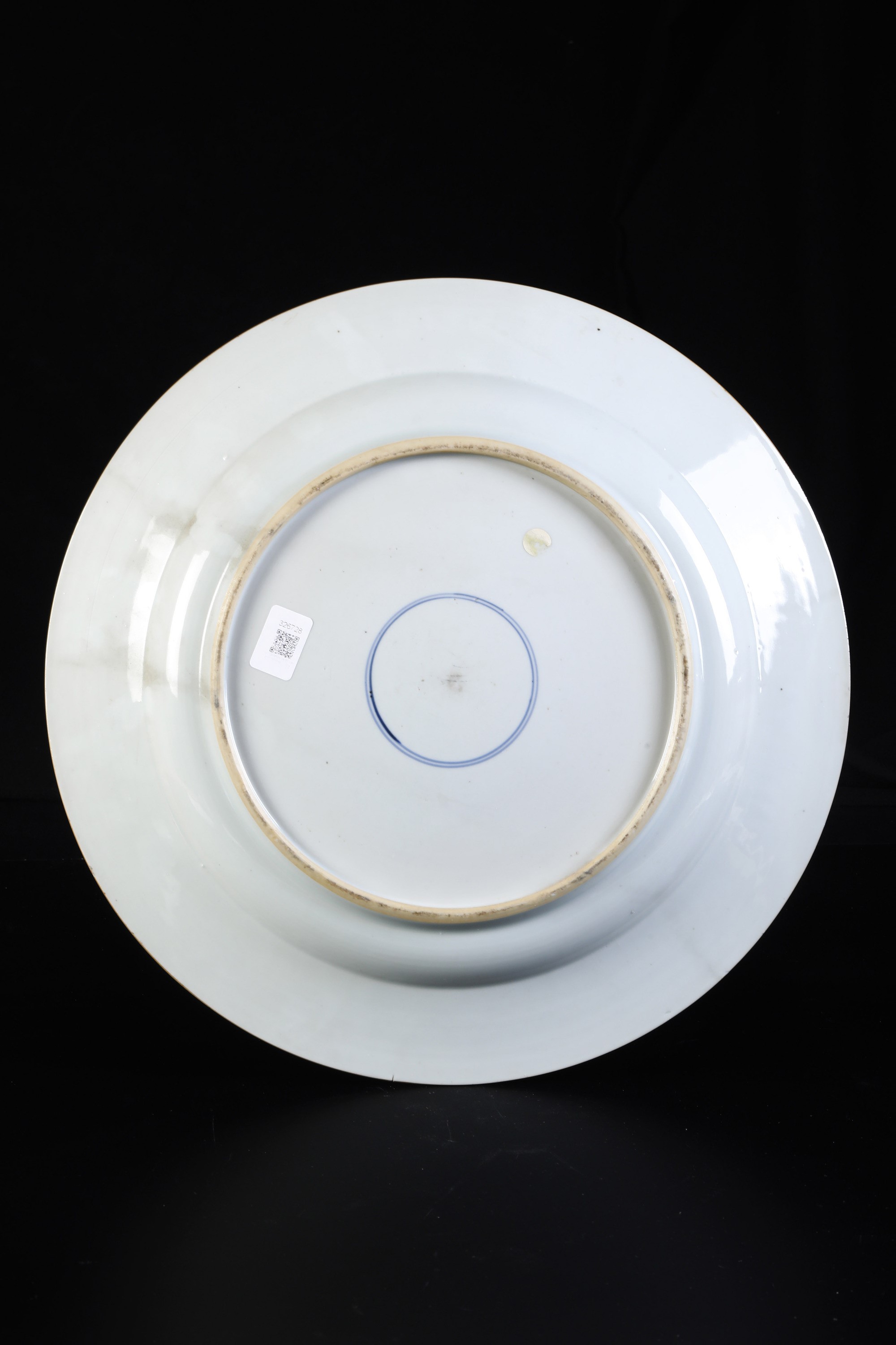 Cina (Dinastia Qing, epoca Yongzheng), Grande piatto in porcellana decorato a motivi floreali