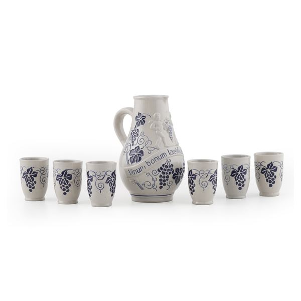 Servizio in ceramica composto da una brocca e sei bicchieri
