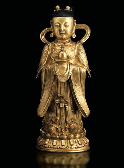 Figura di Guanyin Scolpita in Bronzo su Doppio Fiore di Loto, Doratura Postuma, Cina, Dinastia Mi...