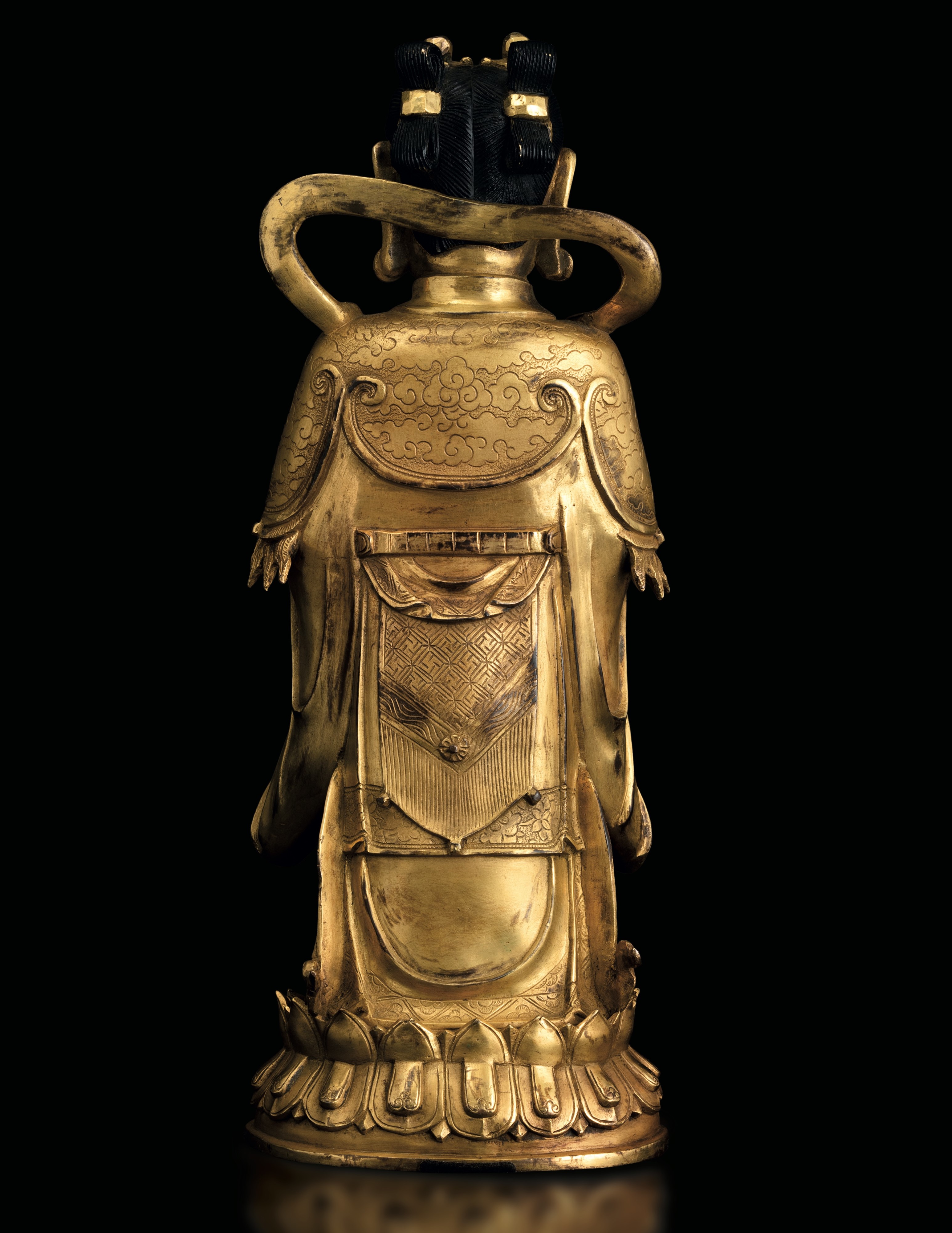 Figura di Guanyin Scolpita in Bronzo su Doppio Fiore di Loto, Doratura Postuma, Cina, Dinastia Mi...