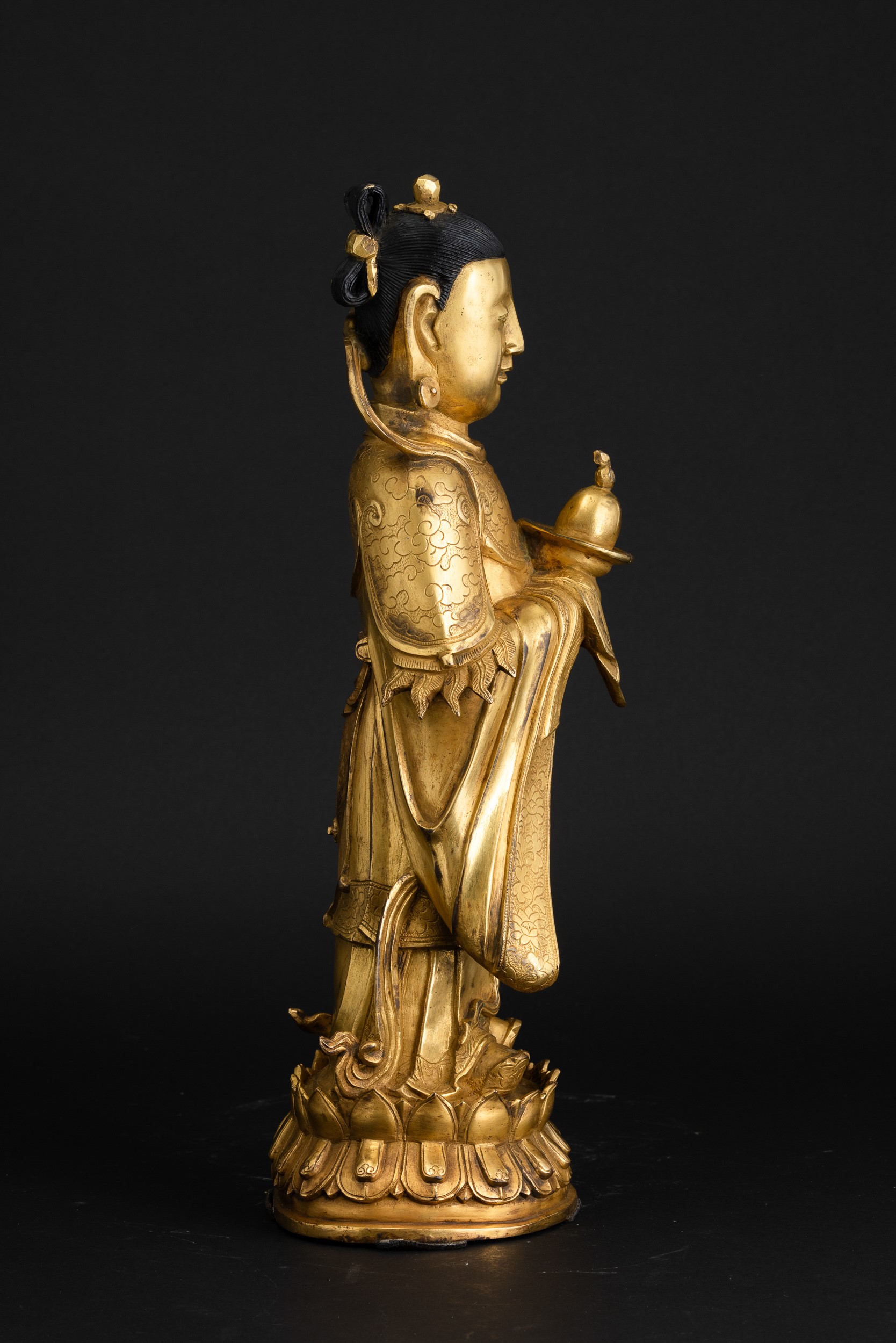 Figura di Guanyin Scolpita in Bronzo su Doppio Fiore di Loto, Doratura Postuma, Cina, Dinastia Mi...