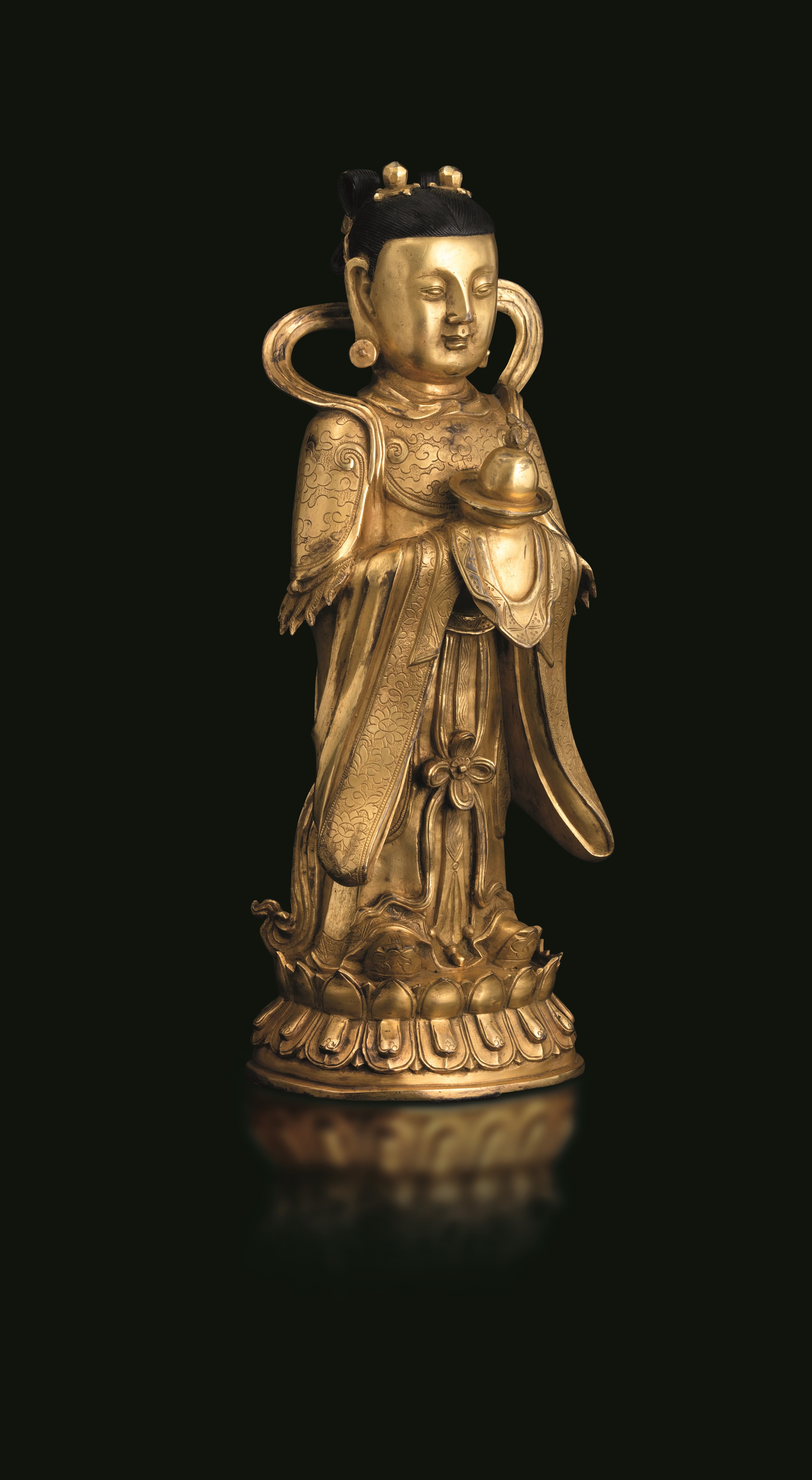 Figura di Guanyin Scolpita in Bronzo su Doppio Fiore di Loto, Doratura Postuma, Cina, Dinastia Mi...