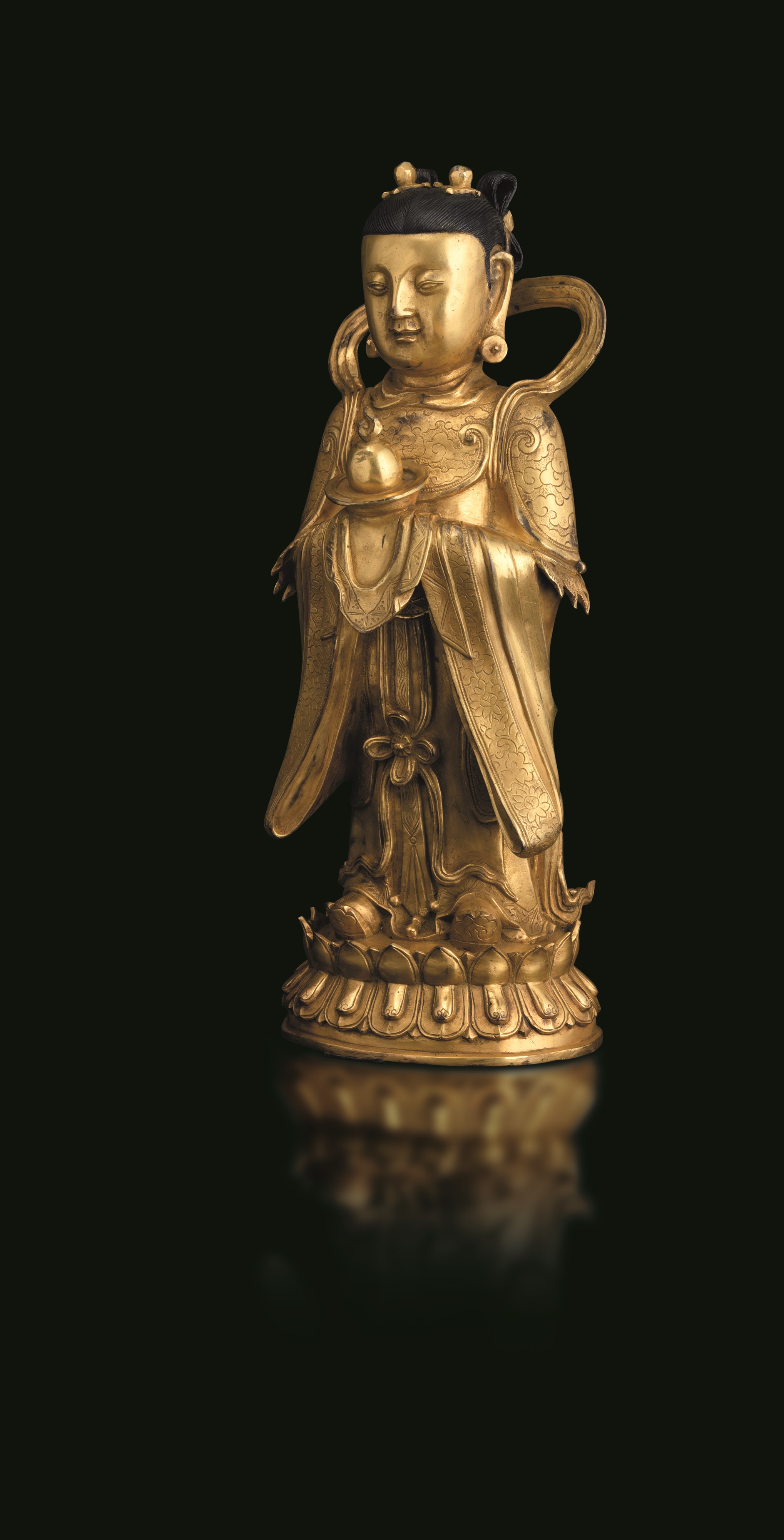 Figura di Guanyin Scolpita in Bronzo su Doppio Fiore di Loto, Doratura Postuma, Cina, Dinastia Mi...