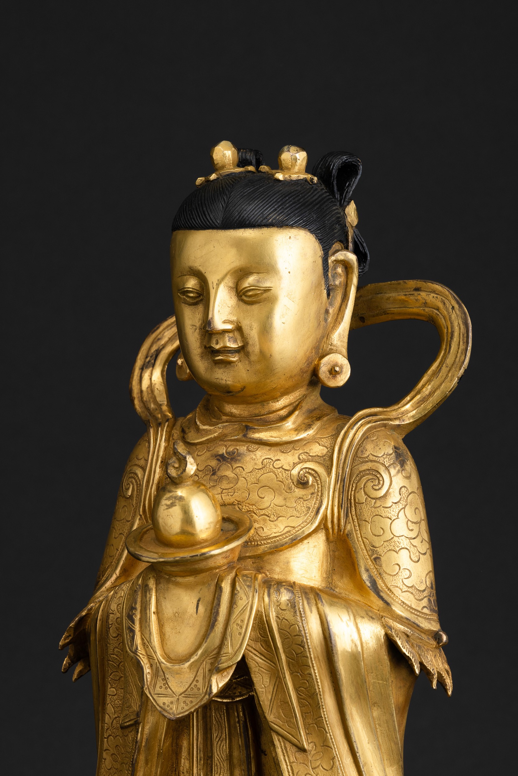 Figura di Guanyin Scolpita in Bronzo su Doppio Fiore di Loto, Doratura Postuma, Cina, Dinastia Mi...