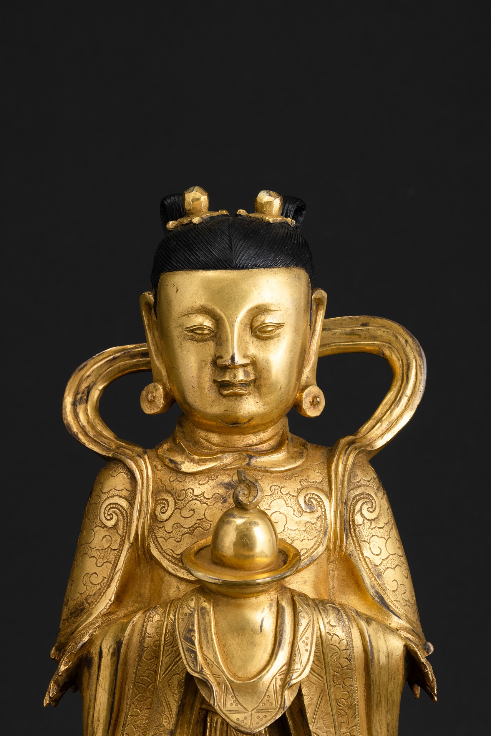 Figura di Guanyin Scolpita in Bronzo su Doppio Fiore di Loto, Doratura Postuma, Cina, Dinastia Mi...