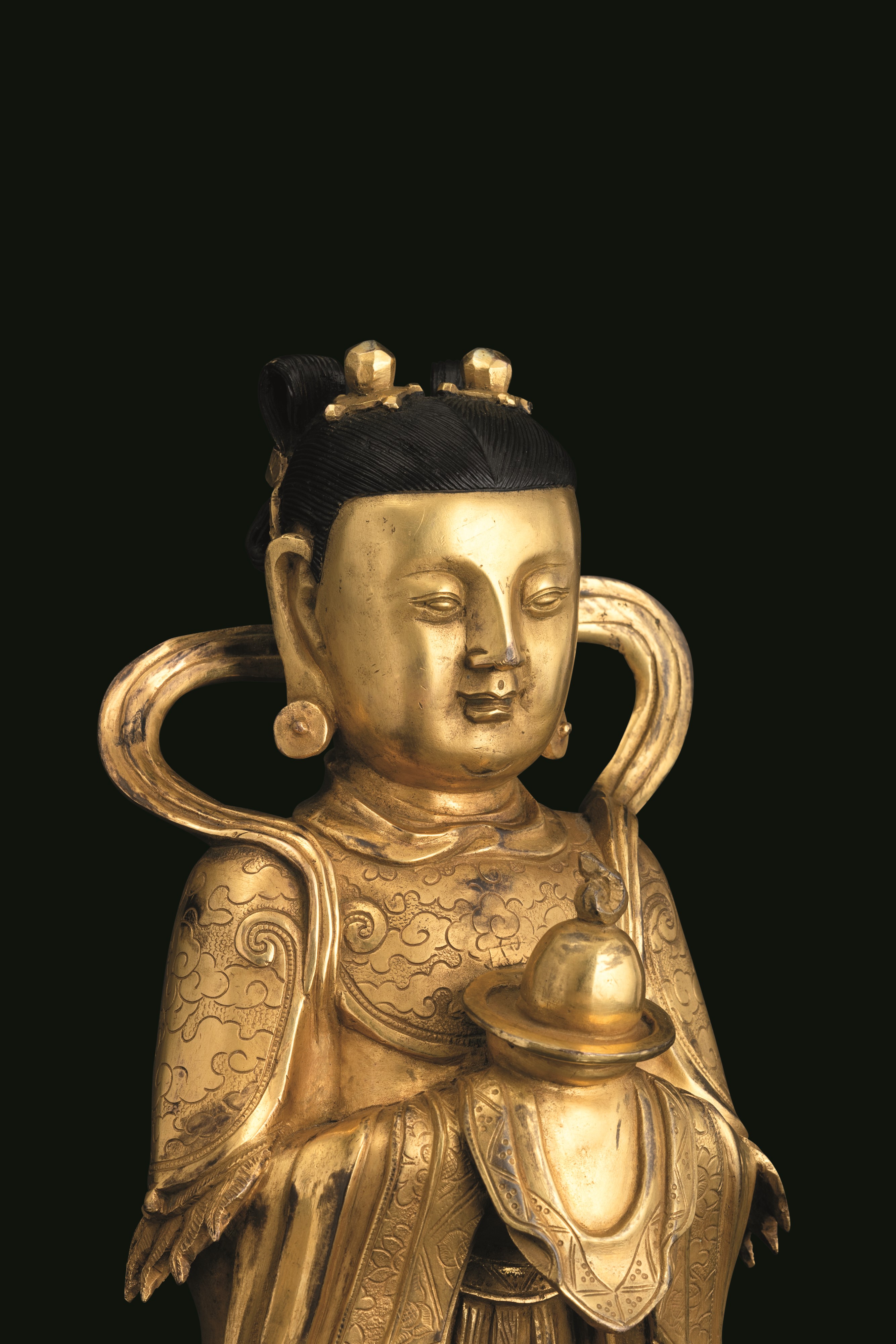 Figura di Guanyin Scolpita in Bronzo su Doppio Fiore di Loto, Doratura Postuma, Cina, Dinastia Mi...
