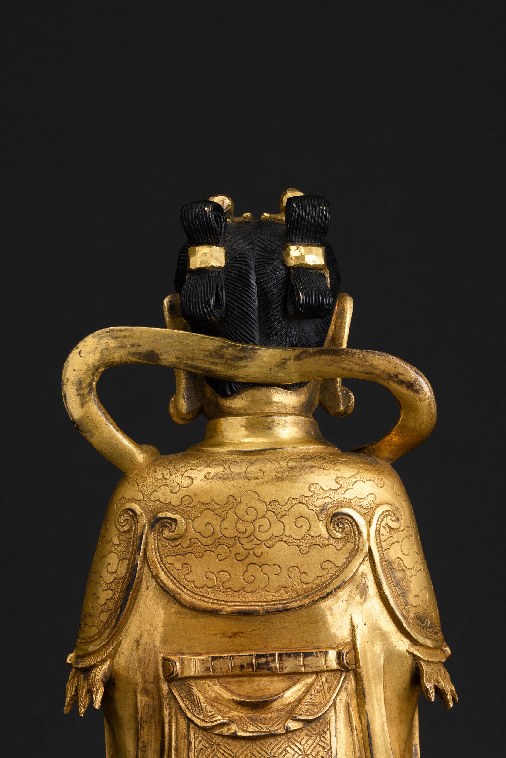 Figura di Guanyin Scolpita in Bronzo su Doppio Fiore di Loto, Doratura Postuma, Cina, Dinastia Mi...